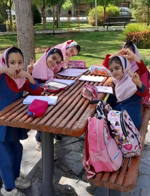 تشکیل کلاس در فصای سبز کنار دبستان گلپونه