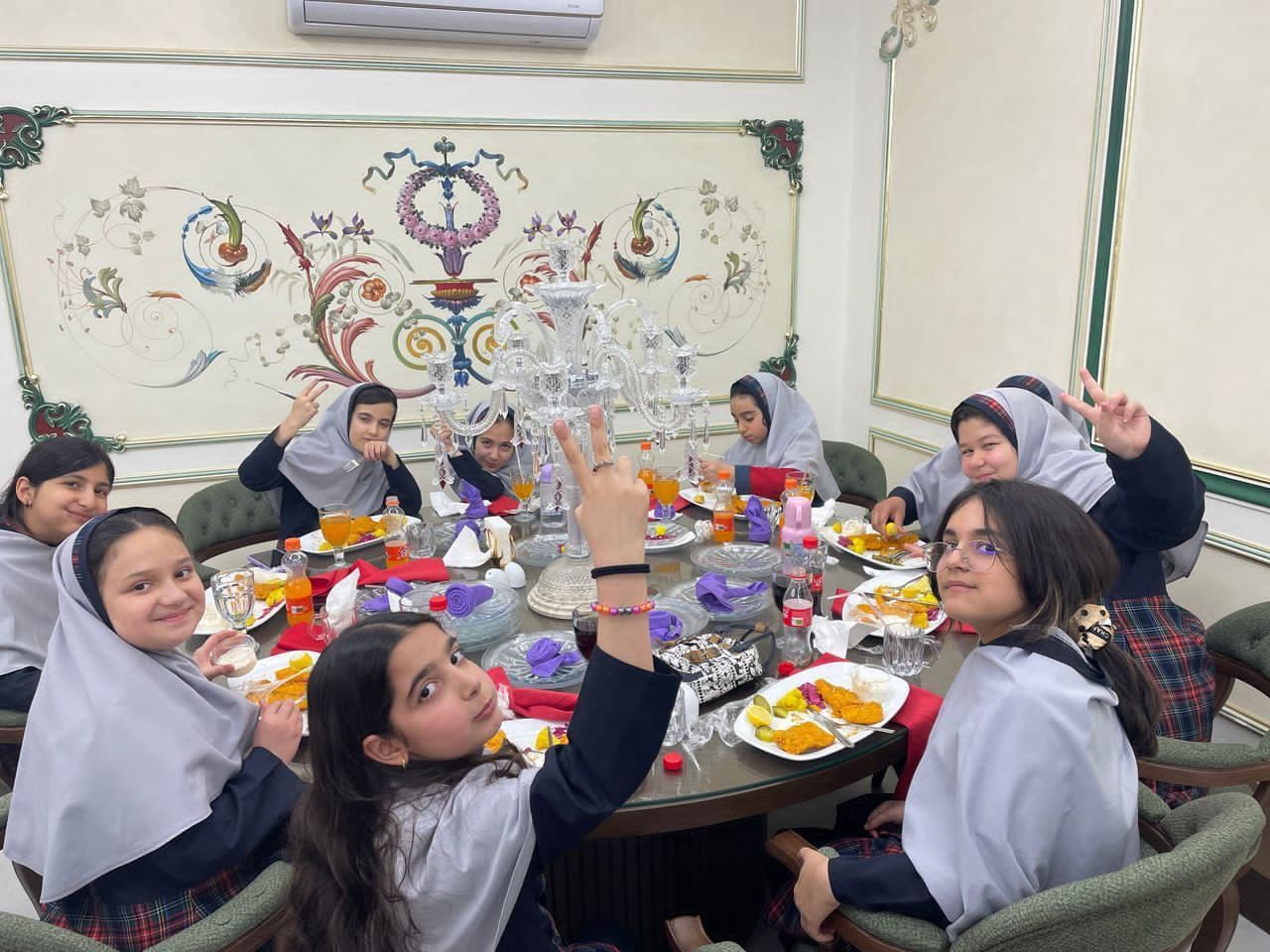 نهار دوستانه دورهمی در رستوران