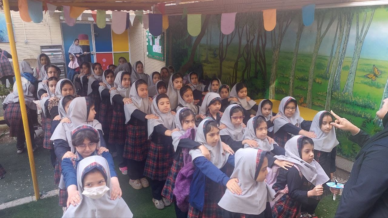 صبحگاه های پر نشاط در دبستان